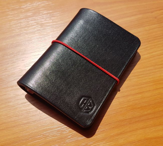 PRACTICO - Kožený čierny karisblok - najmenšia veľkosť na trhu (A7, MINI)