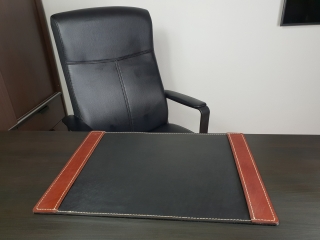 BERGAMO- kožená podložka na písací stôl s priehradkami(čierna+hnedá), 50x35cm